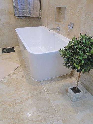 FREESTANDING BTW BATH